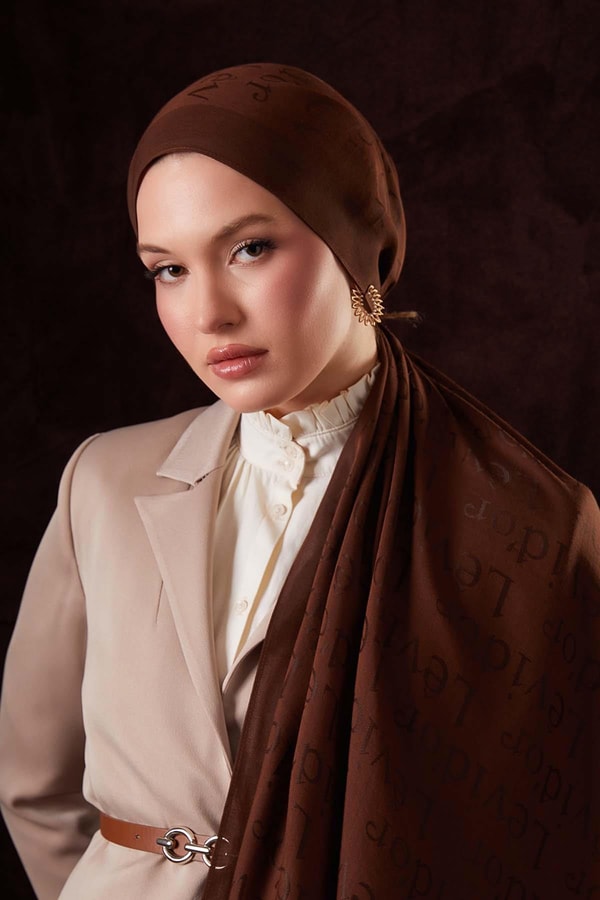 Yazı Baskılı Naia Jakar Şal - Kahve